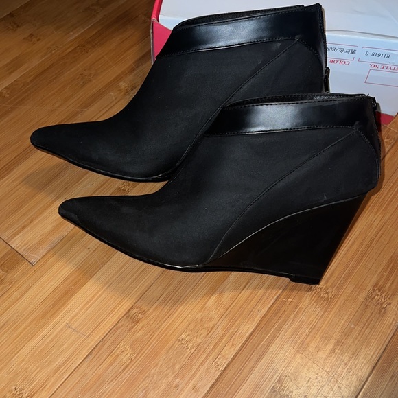 Gently worn: Michael Antonio wedged booties women’s size 8 - Picture 5 of 5